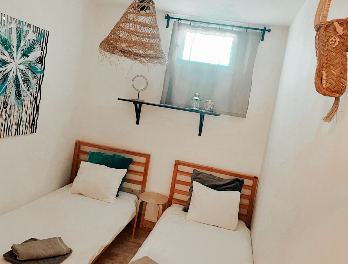 Dhoma e parë e gjumit poshtë