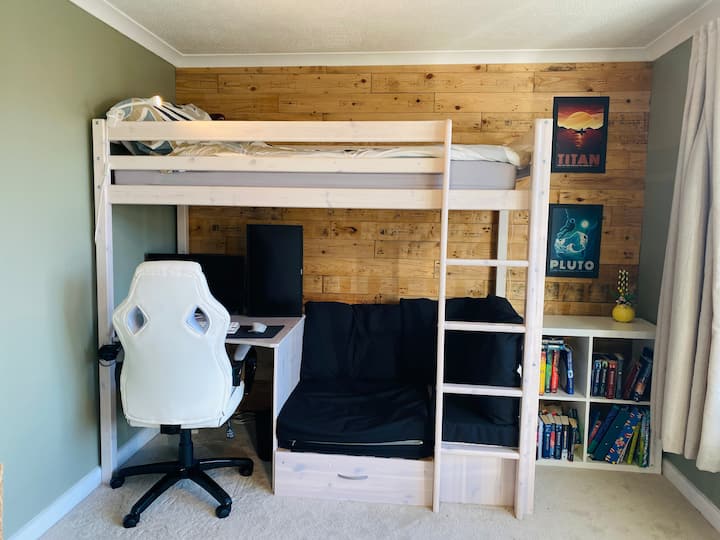 Visoki krevet s dodatnim donjim krevetom na izvlačenje za dijete