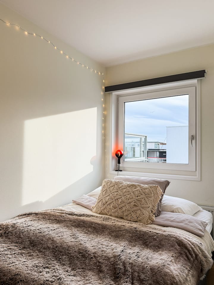 Модерен кревет од 2025 година, удобен и со двоен наддушек. 