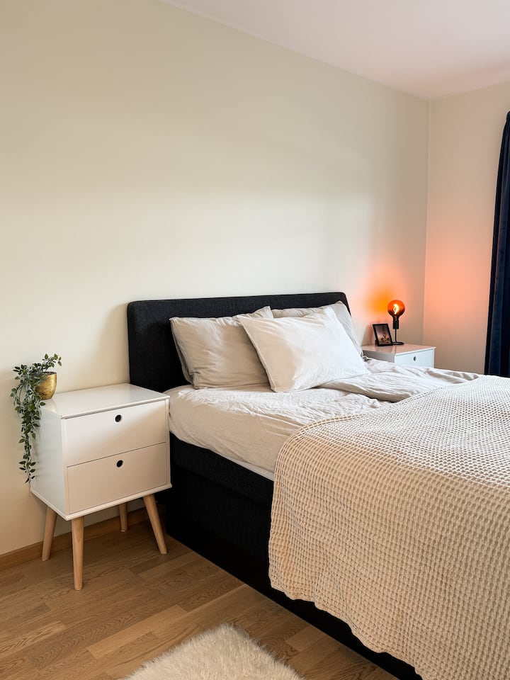 Модерен кревет од 2024 г., удобен и со двоен наддушек. 