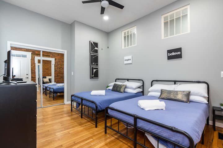 El dormitorio 2 cuenta con 2 camas individuales con sábanas suaves y almohadas adicionales, perfectas para niños, amigos o familiares. Relájate después de explorar el centro de Louisville, NuLu o Churchill Downs.