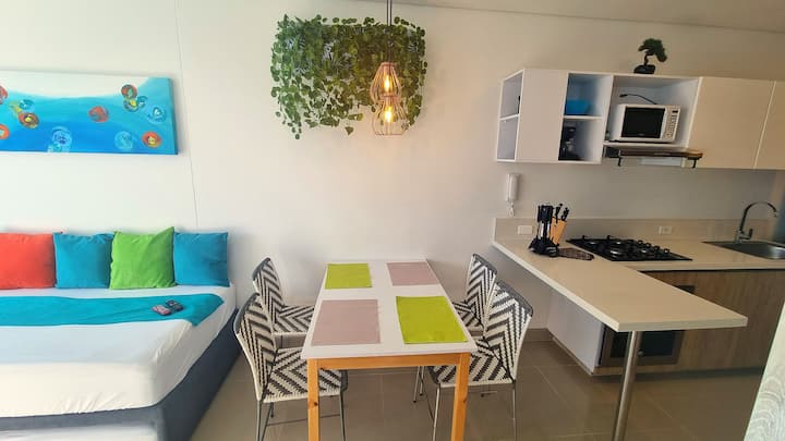 Matrum, med utsikt över havet, automatiska mörkläggningsgardiner, matrum, 4-sits matrum, 2 enkelsängar och HD-TV, och badrum.