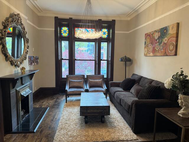 Beautiful Lincoln Park House gallery image 2