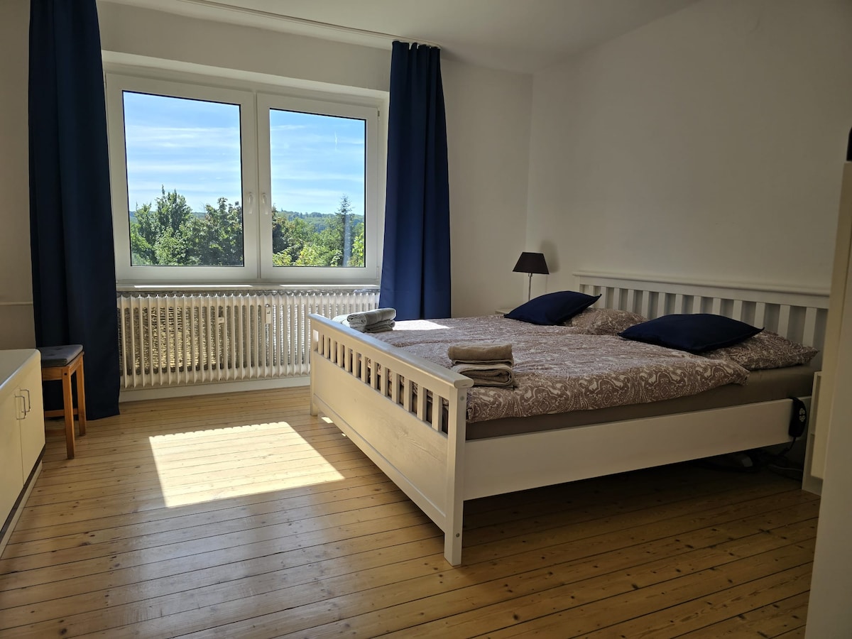 Просторна спалня с двойно легло и място за 1 – 2 бебешки креватчета