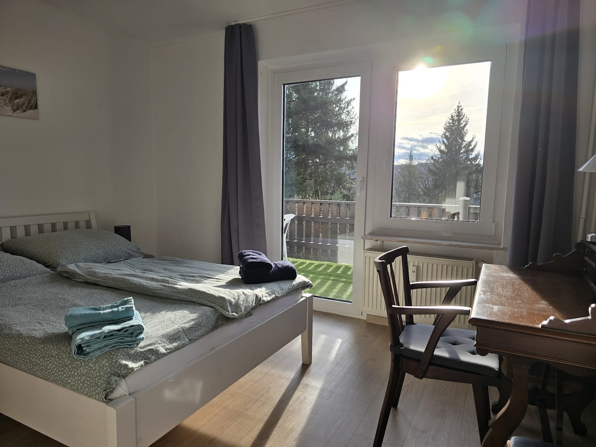 Спалня с легло 140 x 200 и единично легло и достъп до балкона