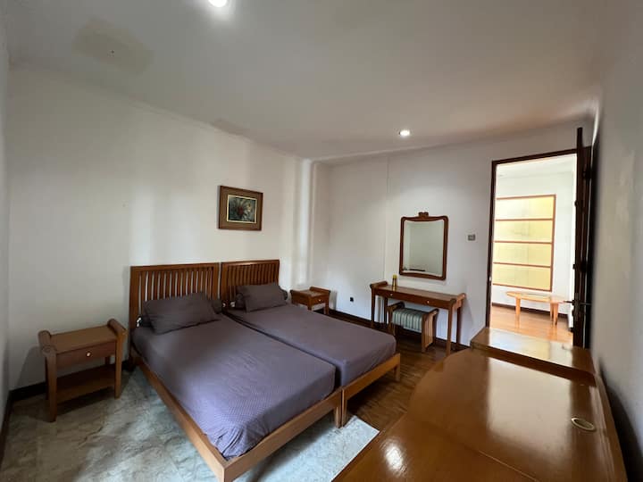 חדר שינה שלישי בקומה העליונה עם שתי מיטות יחיד.