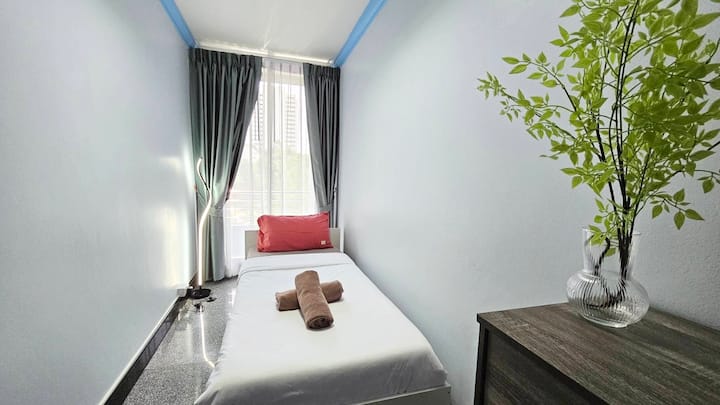 Encantador quinto dormitorio que encarna la comodidad y el encanto moderno. Este pequeño pero encantador espacio está diseñado con toques atentos y acceso a un balcón privado, invitándote a disfrutar de unas vistas impresionantes de la ciudad (4th FL). 