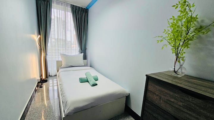 Encantador primer dormitorio que encarna la comodidad y el encanto moderno. Este pequeño pero encantador espacio está diseñado con toques atentos y acceso a un balcón privado, invitándote a disfrutar de unas vistas impresionantes de la ciudad (2nd FL). 