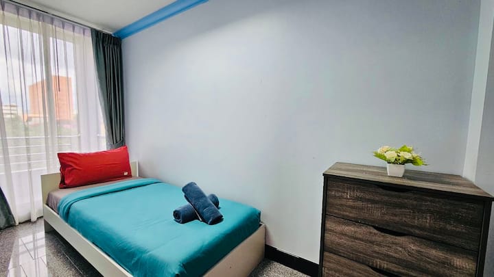 Encantador dormitorio individual que encarna la comodidad y el encanto moderno. Este pequeño pero encantador espacio está diseñado con toques atentos y acceso a un balcón privado, invitándote a disfrutar de unas vistas impresionantes de la ciudad (3rd FL). 