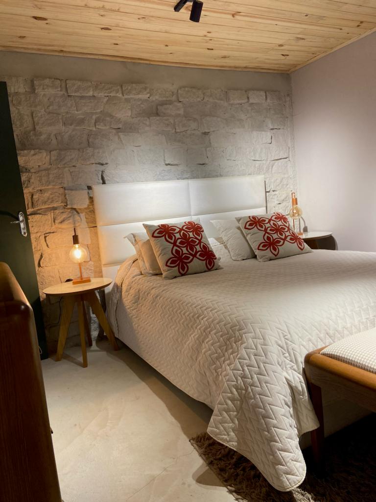 جناح أرضي مع سرير كينج، مفروشات فاخرة وستائر من الكتان.

جناح في الطابق الأرضي مع سرير كينج وبياضات فاخرة وستائر من الكتان.
