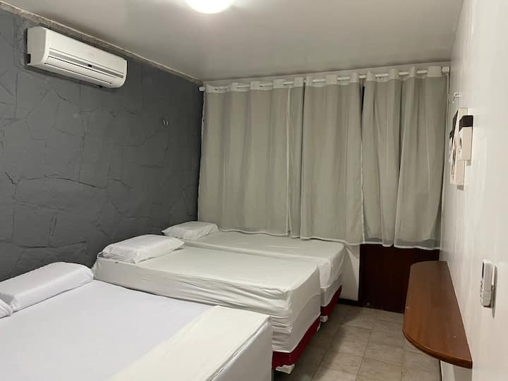 Chumba cha kulala - 02 - Hapana na chumba. 01 kitanda cha watu wawili na kitanda cha mtu mmoja 02