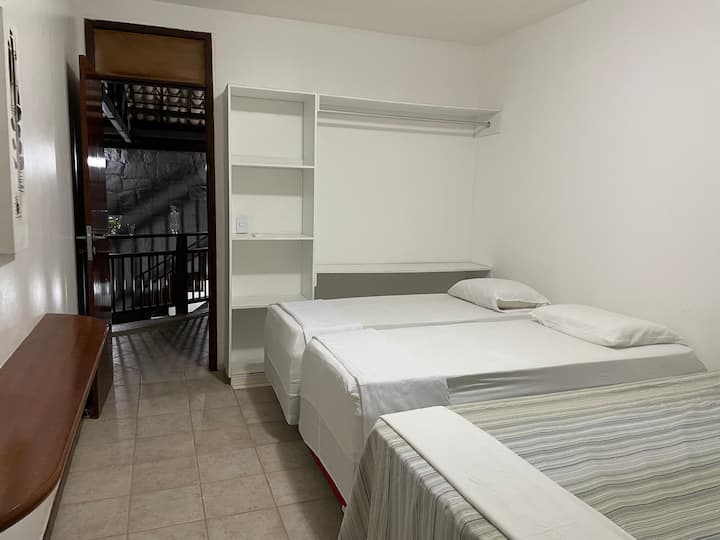 Chumba cha kulala 03 - 01 kitanda cha watu wawili na kitanda cha mtu mmoja 02