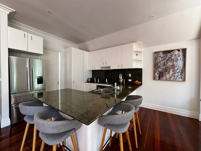 Bright & Spacious Family Home gallery image 3