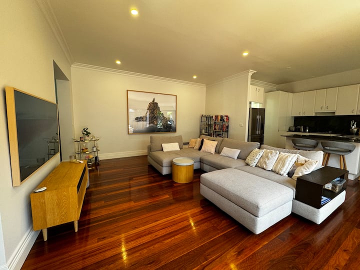 Bright & Spacious Family Home - Brighton
