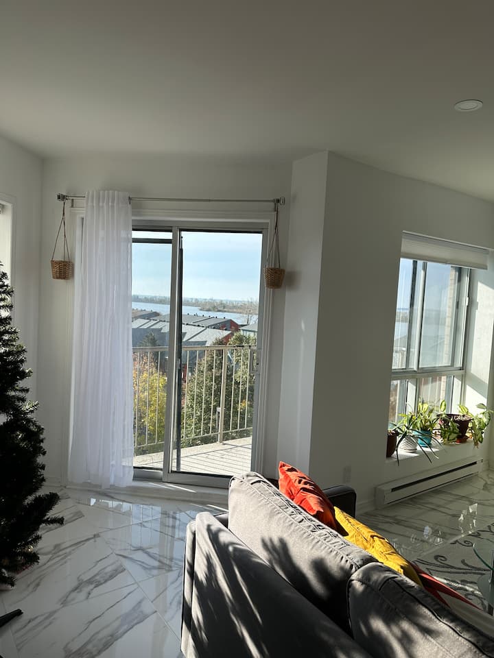 Room In A Spacious 2 Bedroom Condo - Longueuil