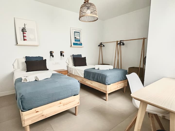 Un dormitorio pensado para los más jóvenes, con dos camas que pueden unirse para compartir momentos. Luz natural, espacio para jugar o hacer tareas, y un ambiente costero que invita a soñar y disfrutar en familia.