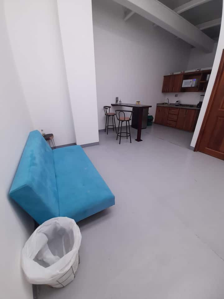 Rozkladaciu pohovku nájdem v obývacej izbe.