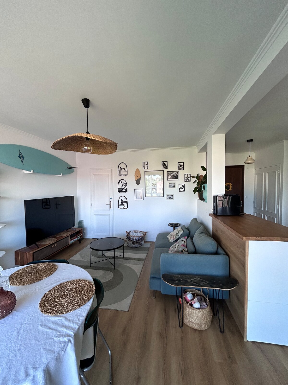 Successful Airbnb property: Bright and quiet with terrace – free parking in Prés D'arènes