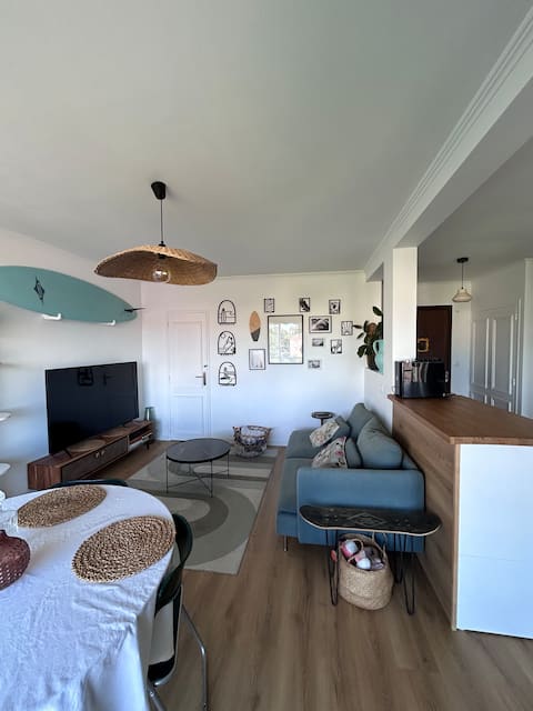 Propriété Airbnb réussie: Bright and quiet with terrace – free parking à Prés D'arènes