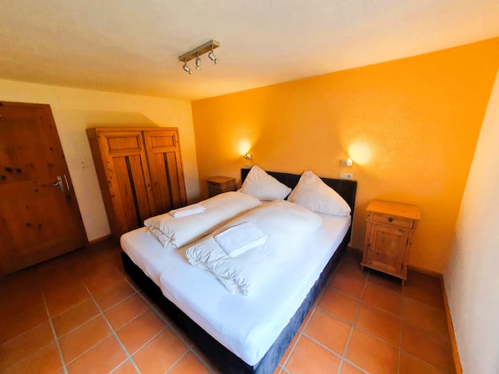 Schlafzimmer 1