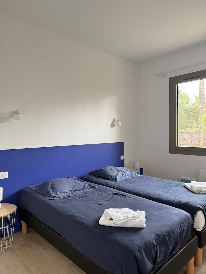 Две единични легла, които могат да бъдат разделени, и спалня с гардероб 