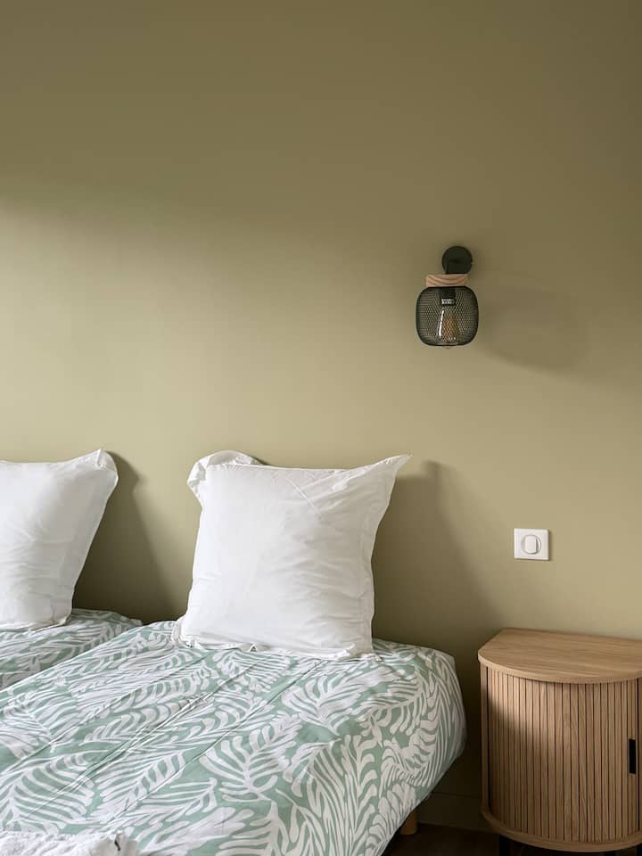 Стая с две единични легла, които могат да бъдат разделени, гардероби за съхранение на вещи 