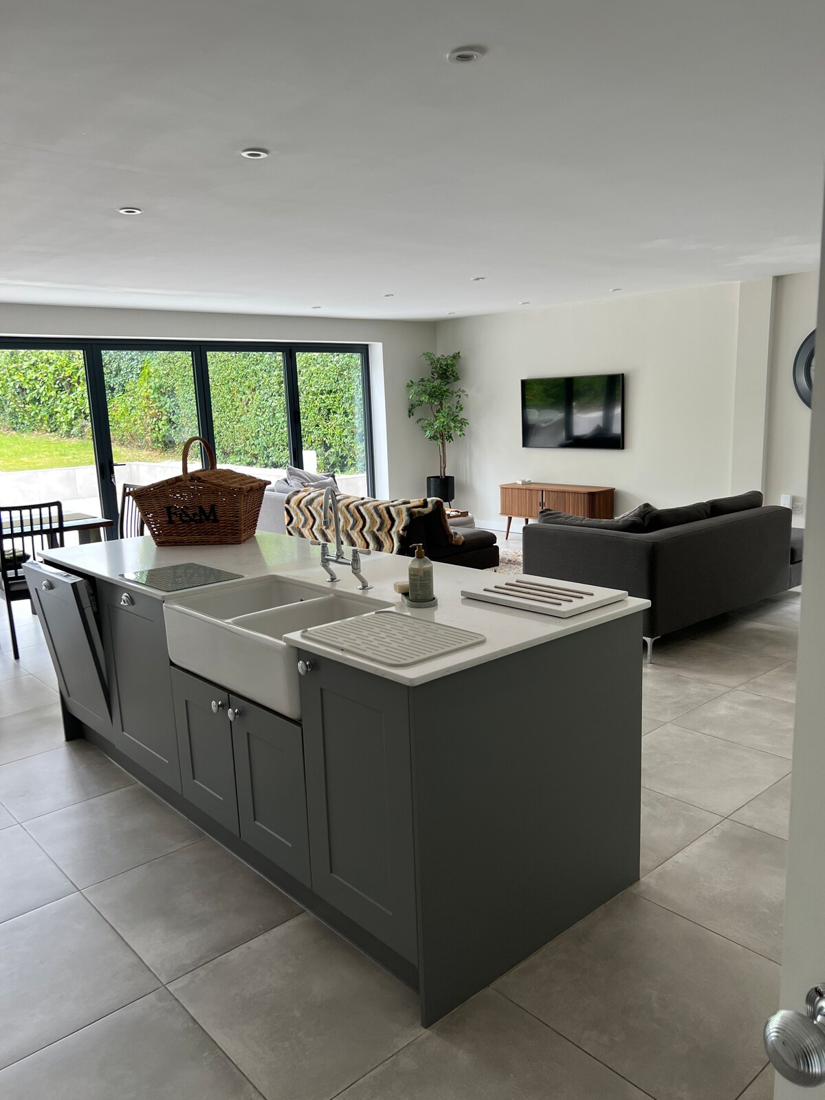 Popular Airbnb listing: Oakland, in the Chiltern Hills in Buckinghamshire