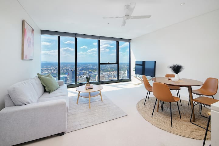 Panoramic 3-Bedroom Skyscape with Free Parking