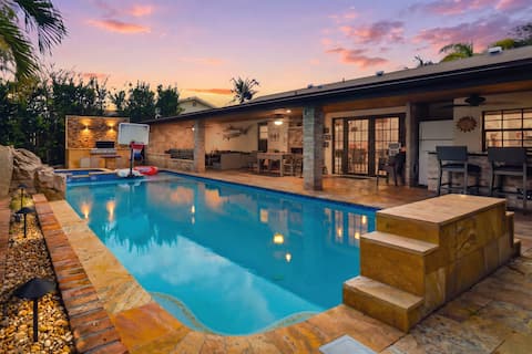 Sunny Paradise w/ Saltwater Pool and HotTub + BBQ