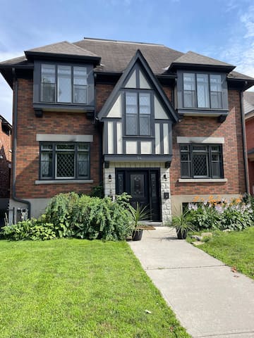 Beautiful 4 bedroom in Glebe w/ 3 parking spots