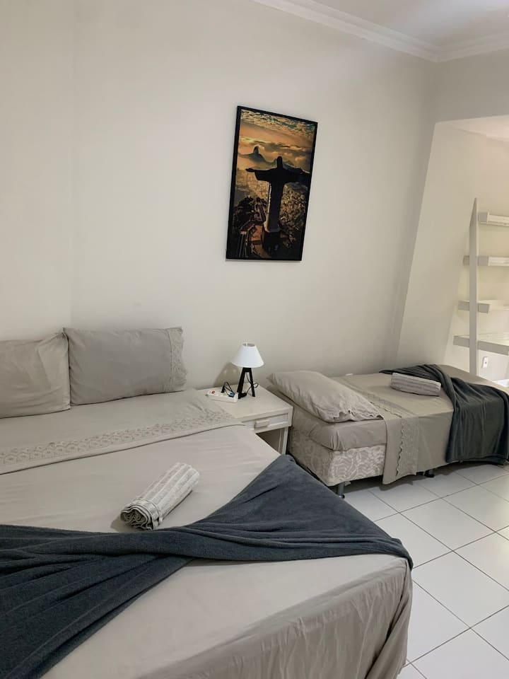 Schlafzimmer 1