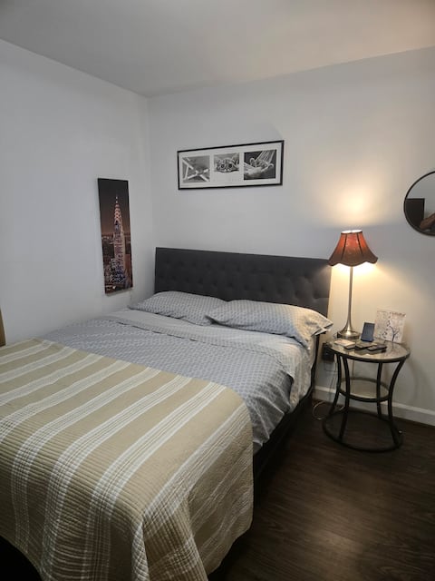 Great size bedroom
Near metro