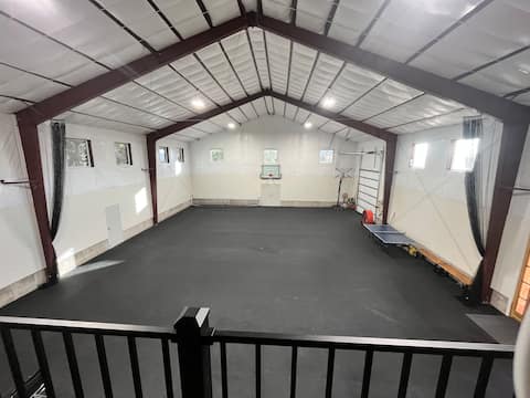 Spacious Lodge with Private Indoor Sportscourt
