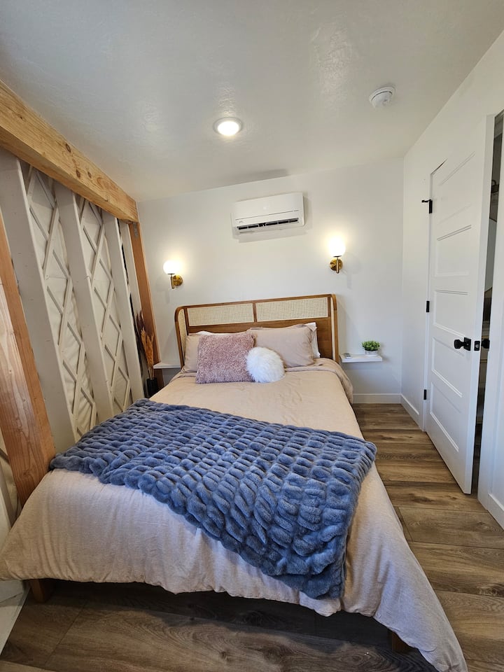 Cama queen en el dormitorio #1. 
