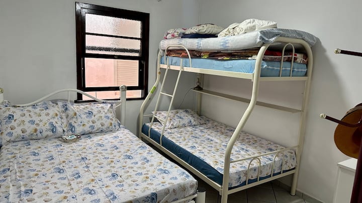 ორადგილიანი საწოლი და ორსართულიანი საწოლი (ქვემოთ — 152×203 სმ, ზემოთ — 90×190 სმ)