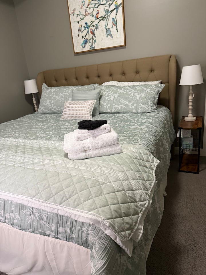 Chambre d'amis au premier étage avec un très confortable lit king size.