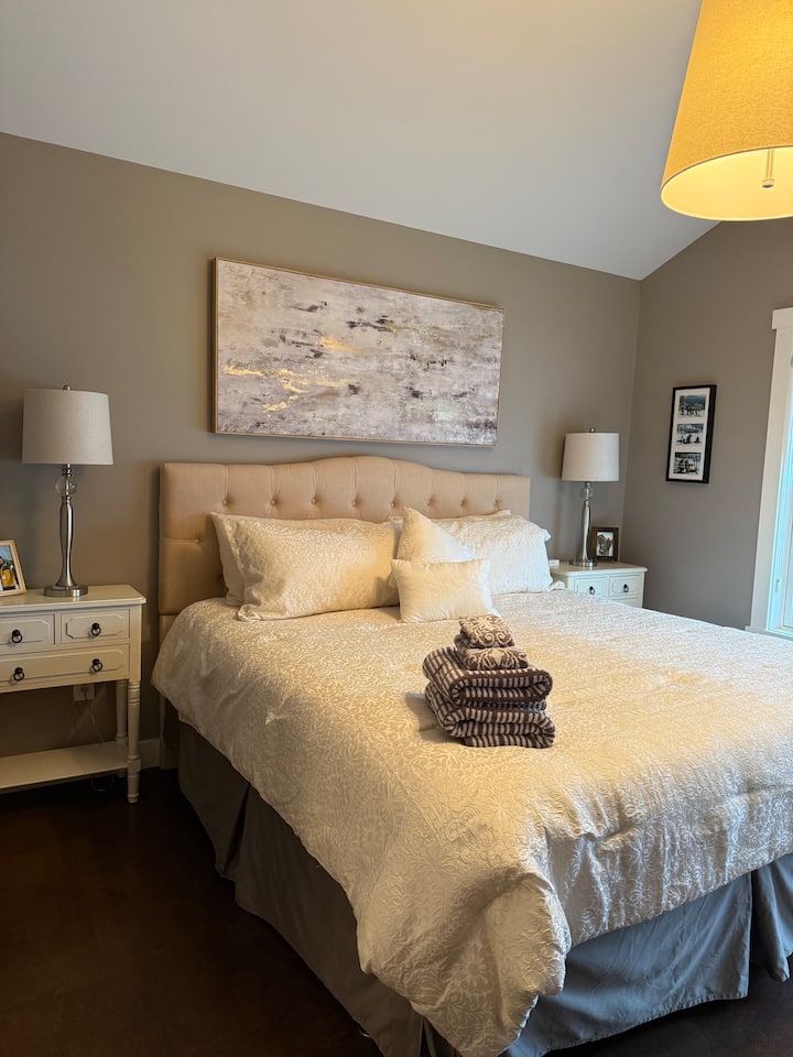 Chambre principale à l'étage avec lit king size super confortable et salle de bain attenante.
