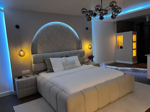 Luxury suite with private Jacuzzi and a romantic atmosphere