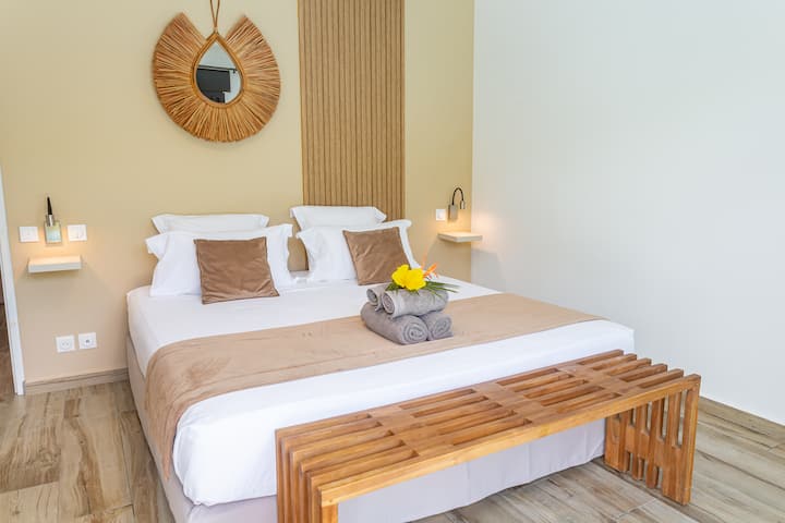 Domaine Simini - וילה פיפי - חדר שינה ראשי - מיטת קינג סייז 180 ס"מ