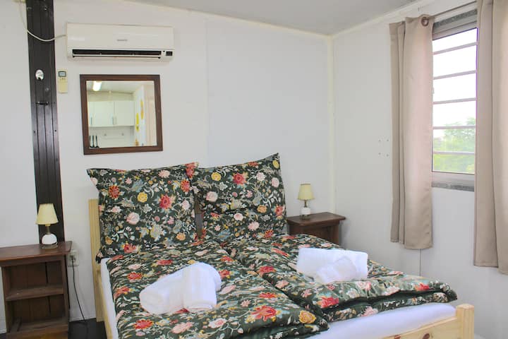 Cama doble con sistema nórdico y ropa de cama de algodón, colchón de alta calidad fabricado en Alemania.
