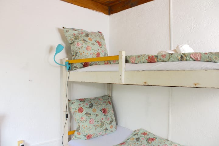 Litera con ropa de cama de algodón