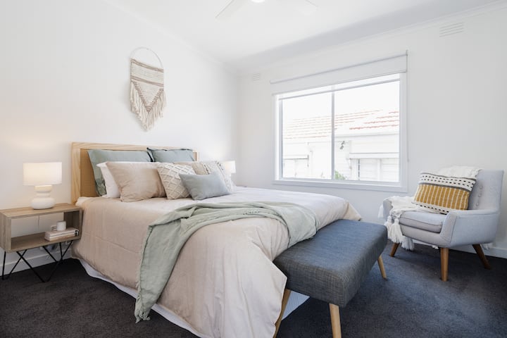 Spavaća soba s bračnim krevetom (160x200), strop, ventilator, ormar i žaluzine