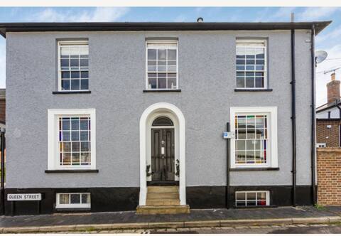 4 bed Georgian w/ free parking