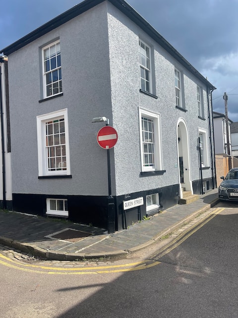 City Ctr, 4 bed, w/ free parking Georgian house