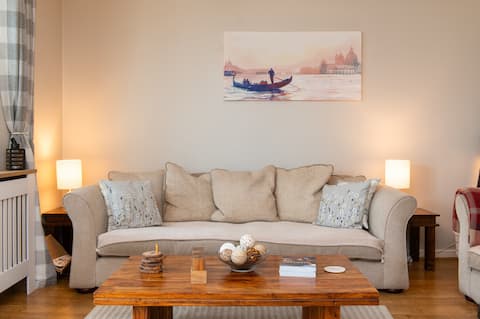Popular Airbnb listing: Edge of Town Charming House in Stratford Upon Avon