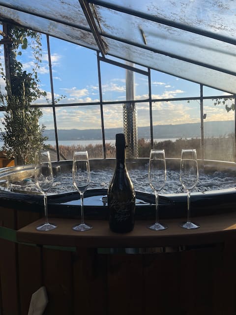 Lake magic with sauna, right on the water