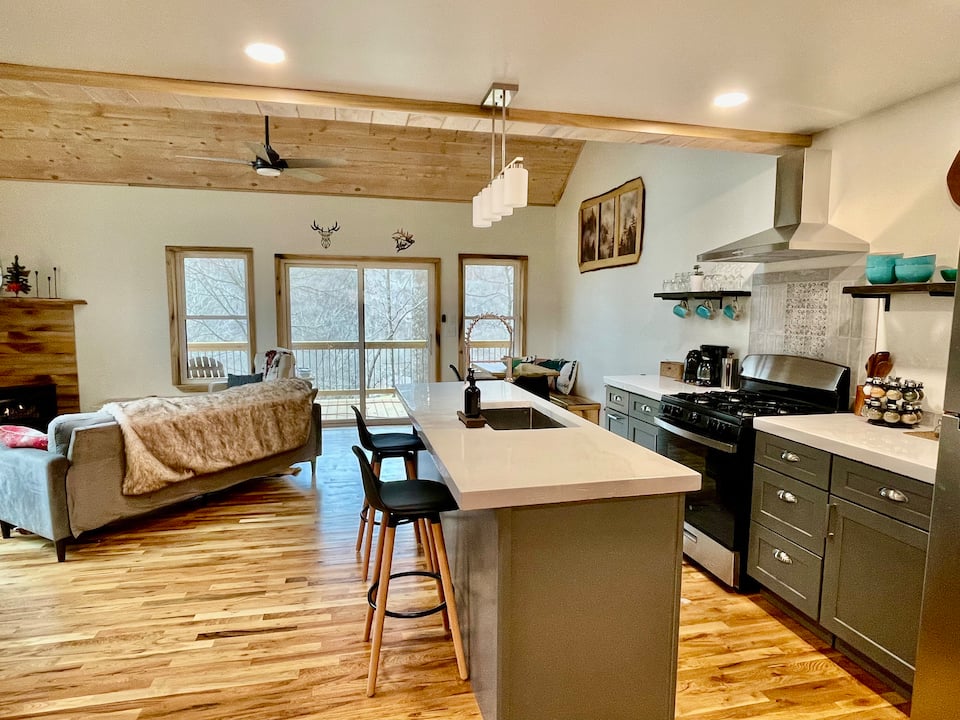 Poplar Cabin, a new mountain cabin near the Blue Ridge Parkway, Waynesville, North Carolina, United States, photo 6 of 10