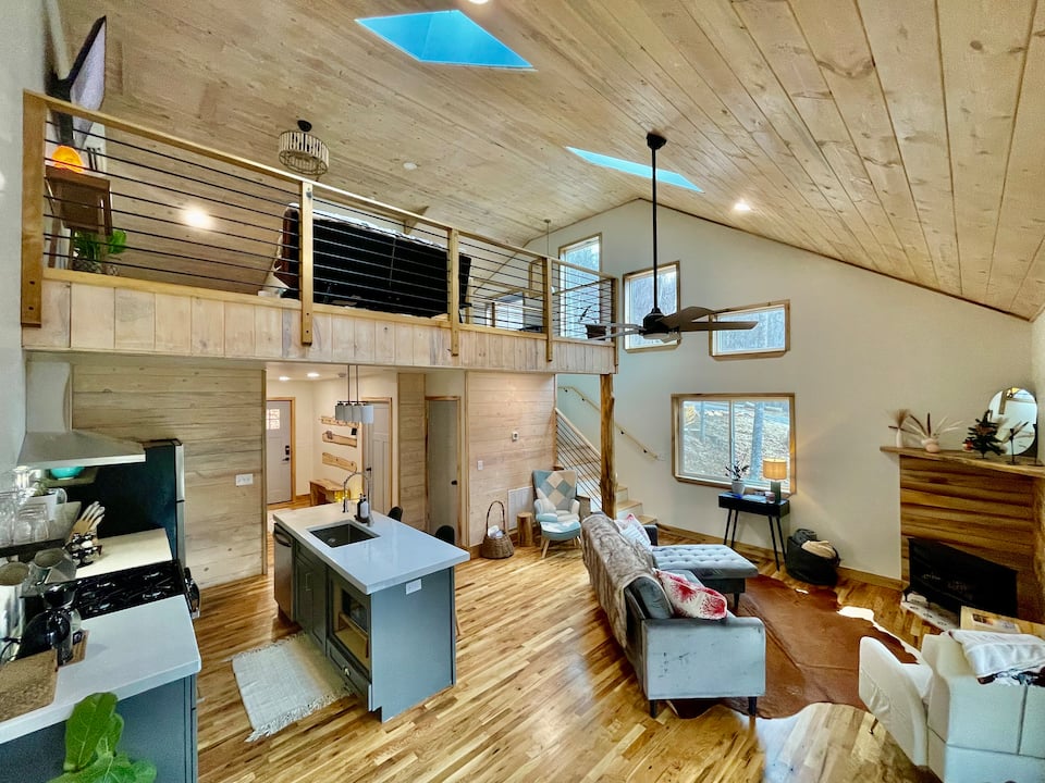 Poplar Cabin, a new mountain cabin near the Blue Ridge Parkway, Waynesville, North Carolina, United States, photo 4 of 10