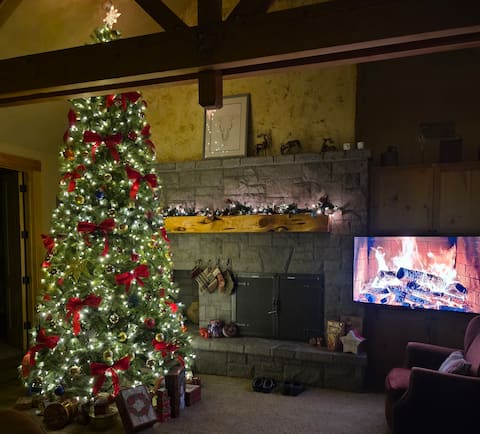 Ironstone Lodge - Luxury Living and Mountain Views