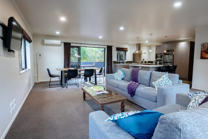 Coastal Family Retreat • Steps To Beach & Coffee - New Plymouth